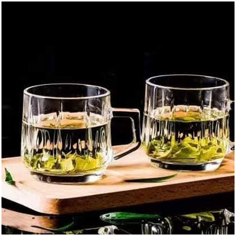 فنجان کریستال بلینک مکس مدل B108 روی میز پذیرایی دوعددی